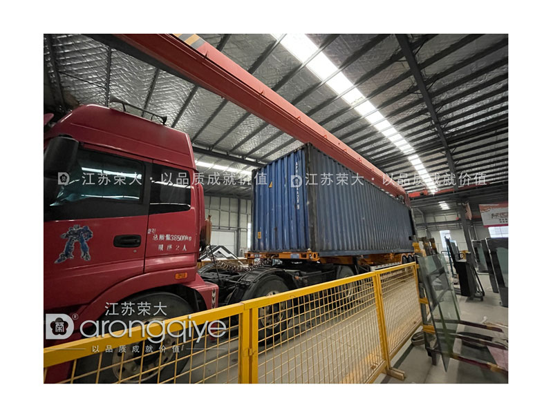 公交候車(chē)亭裝車(chē)圖